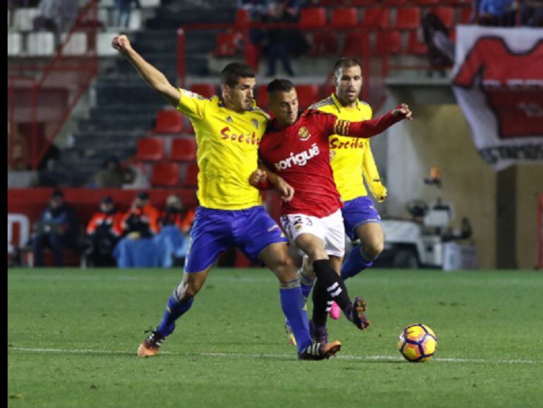 Garrido pelea un balón con un rival