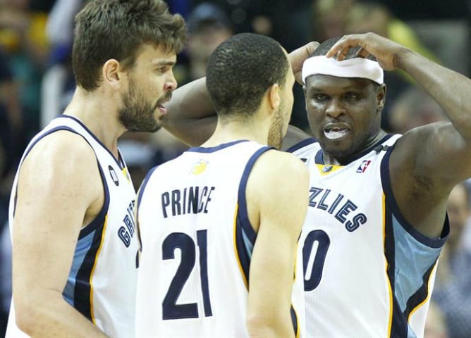 El español, junto con Tayshaun Prince y Zach Randolph durante el último partido de los &#039;play-offs&#039; ante los Clippers.