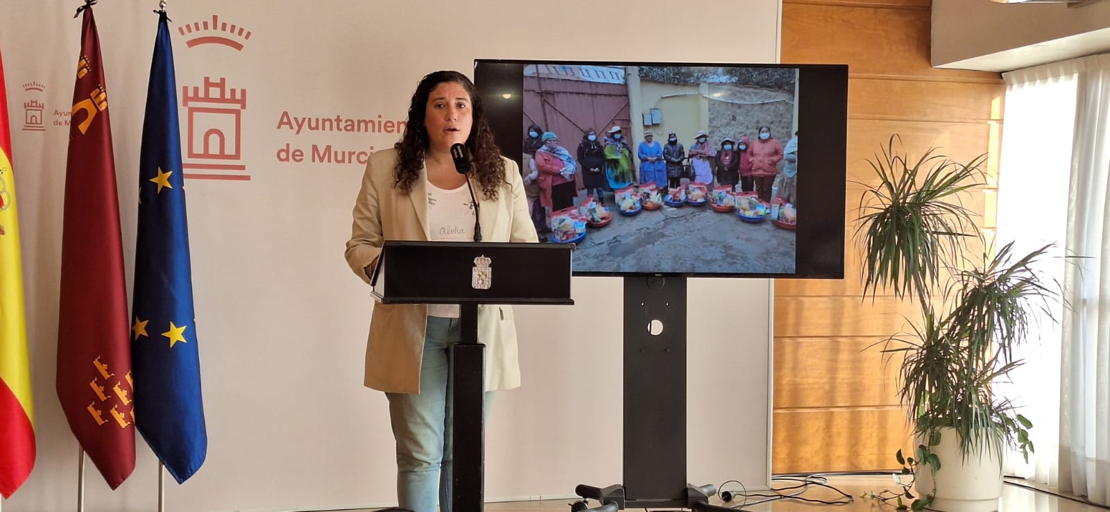 Sofía López Briones, concejala de Talento Joven y Espacios Públicos, en la presentación de proyectos en materia de cooperación y ayuda humanitaria
