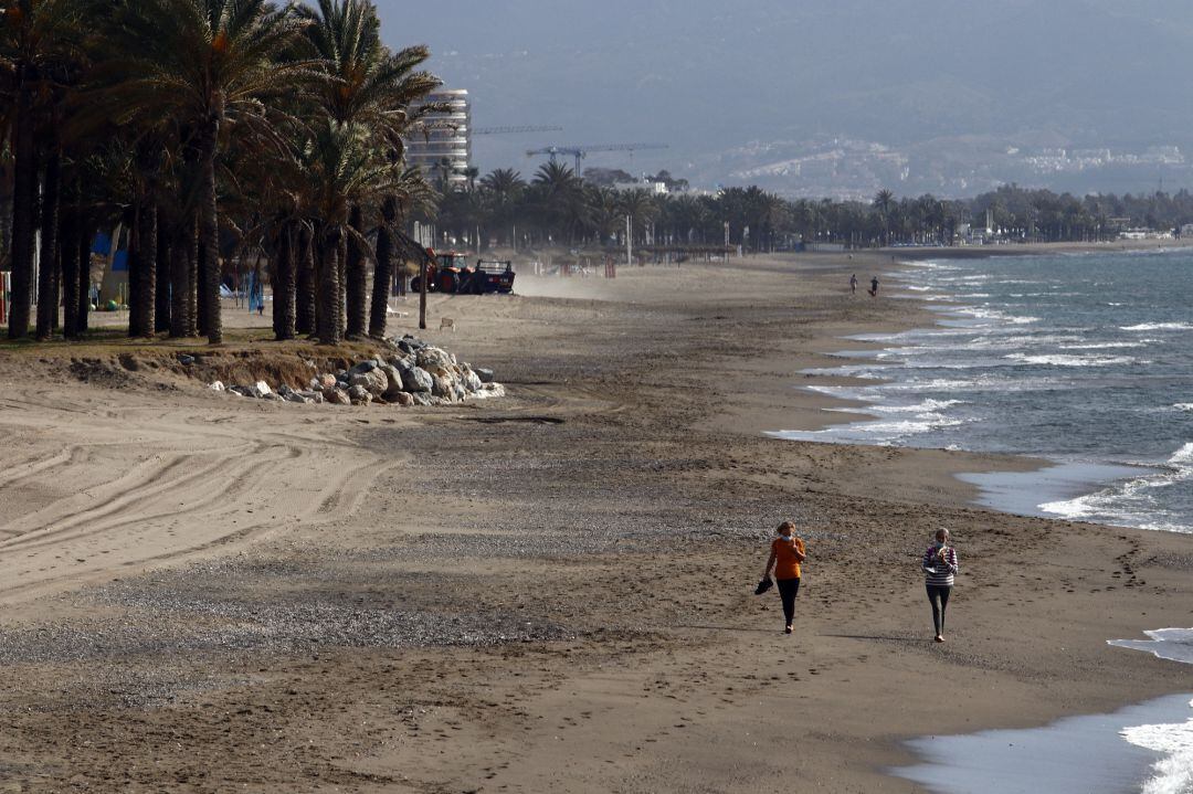 Vistas  del paseo marítimo de La Carihuela en Torremolinos, donde chiringuitos y establecimientos de restauración permanecen cerrados a la espera de la siguiente Fase 1 decretada por el gobierno español