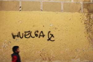 Pintada a favor de la huelga general en una calle del centro de Madrid