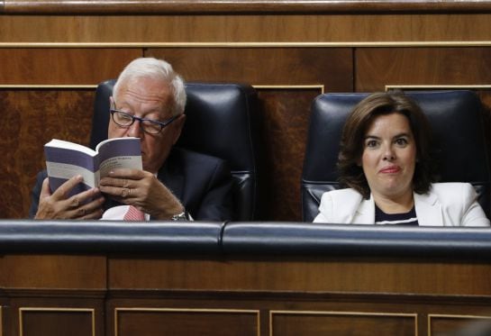 García-Margallo, leyendo junto a Sáenz de Santamaría