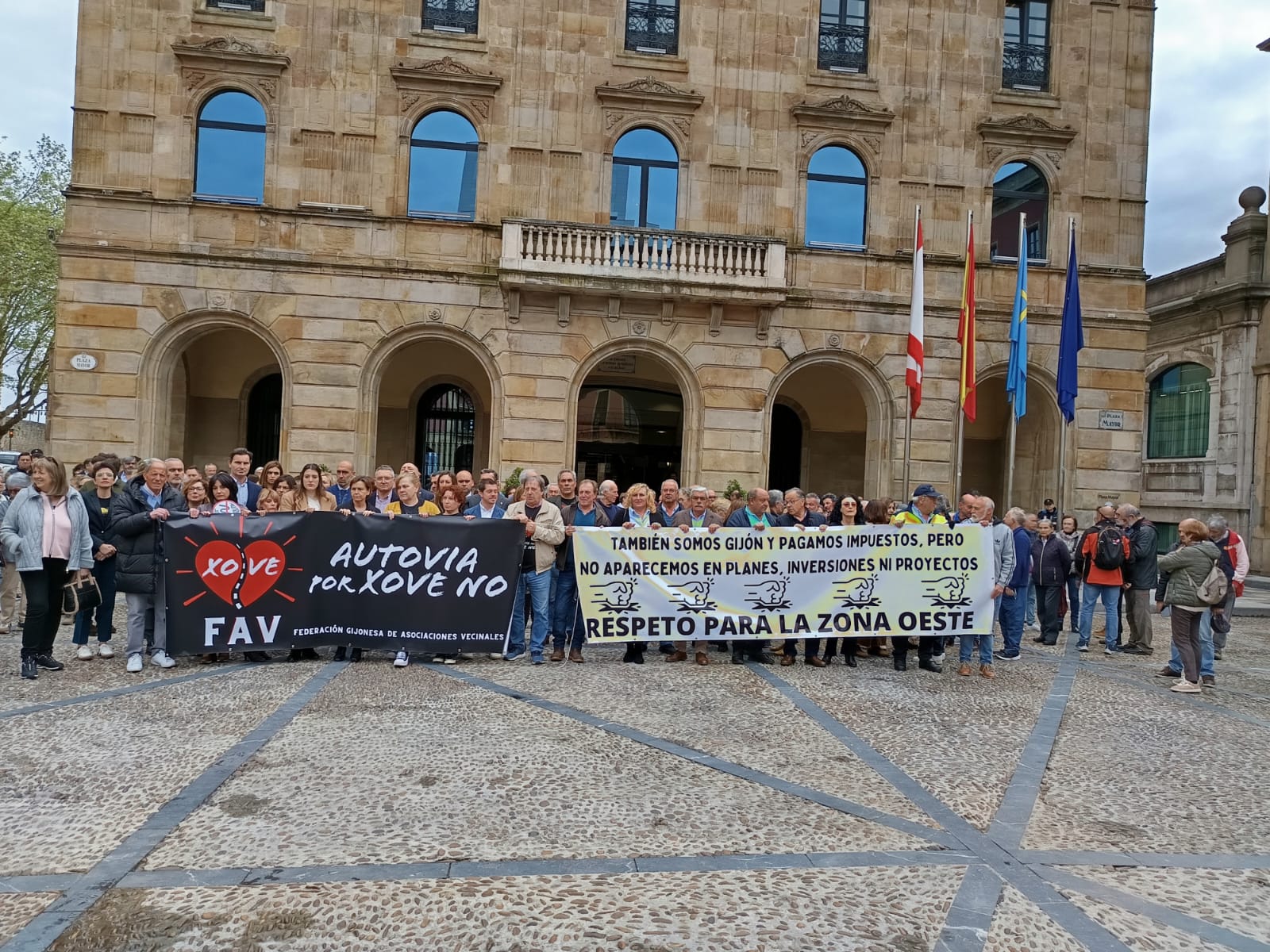 Los vecinos concentrados frente al ayuntamiento con el apoyo de los grupos políticos.