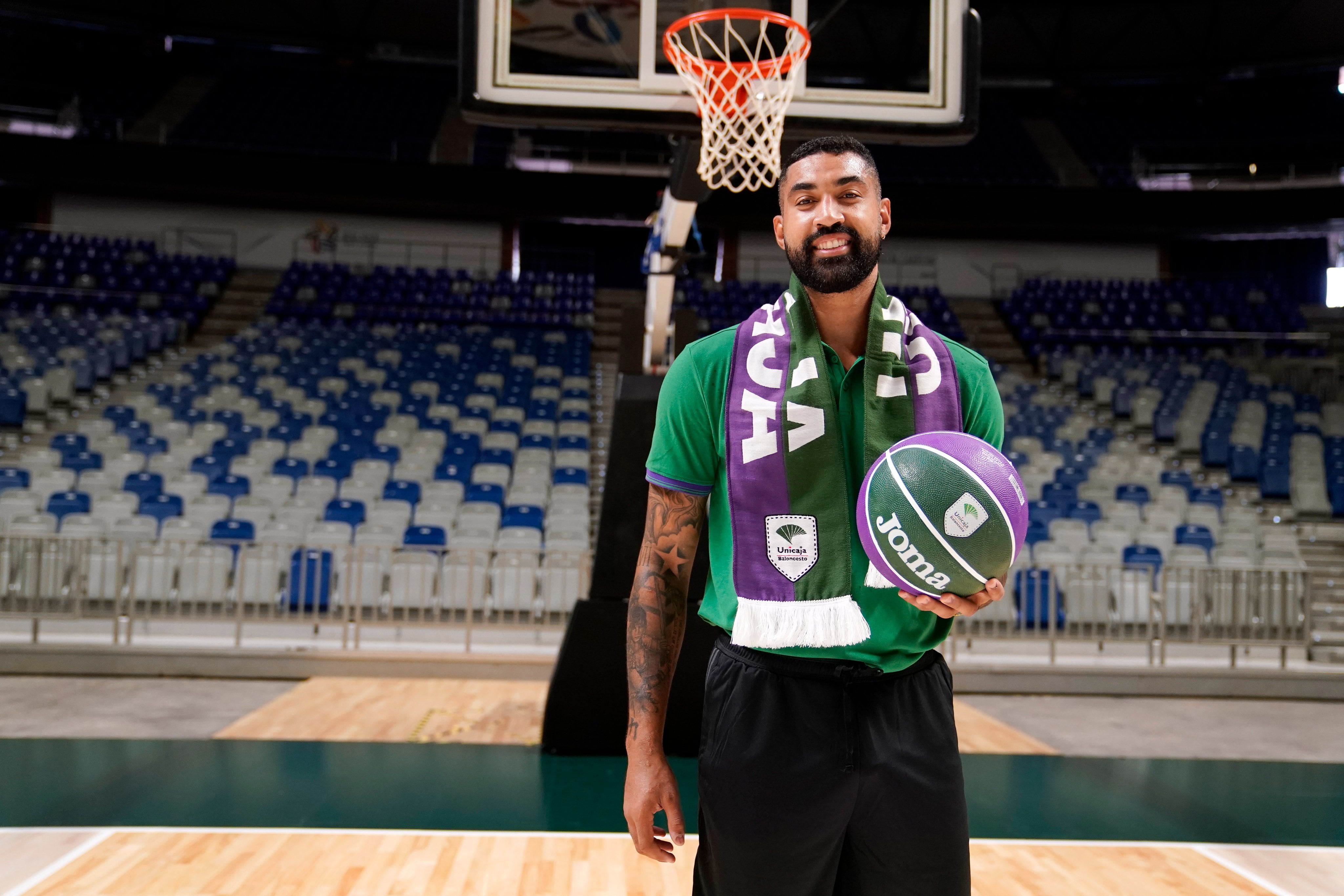 Augusto Lima posa con la ropa de Unicaja en su presentación