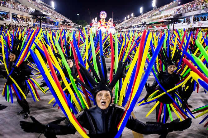 Miembros de la escuela de samba Uniao da Ilha, durante el desfile de Río de Janeiro