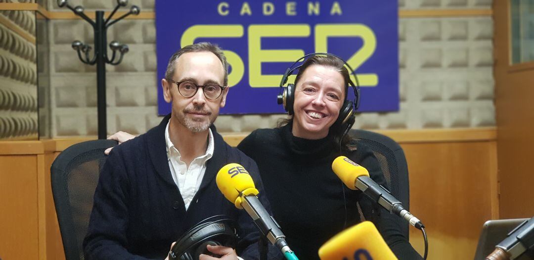 Antonio Blanco y Mercedes MIgoya en los estudios de Radio Asturias