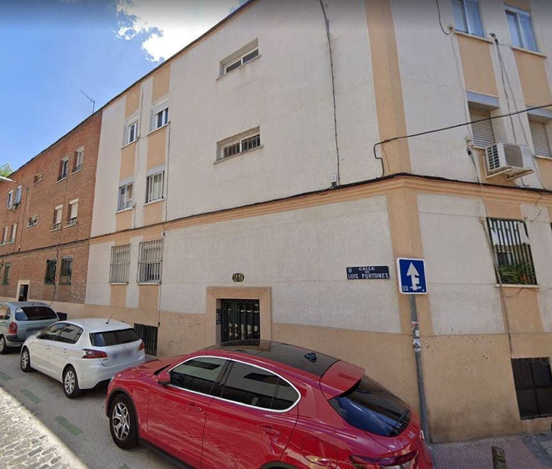 La vivienda situada en el número 29 de la calle Luis Portones en el distrito madrileño de Tetuán donde fueron encontrados los cuerpos sin vida de los ancianos de 79 y 80 años