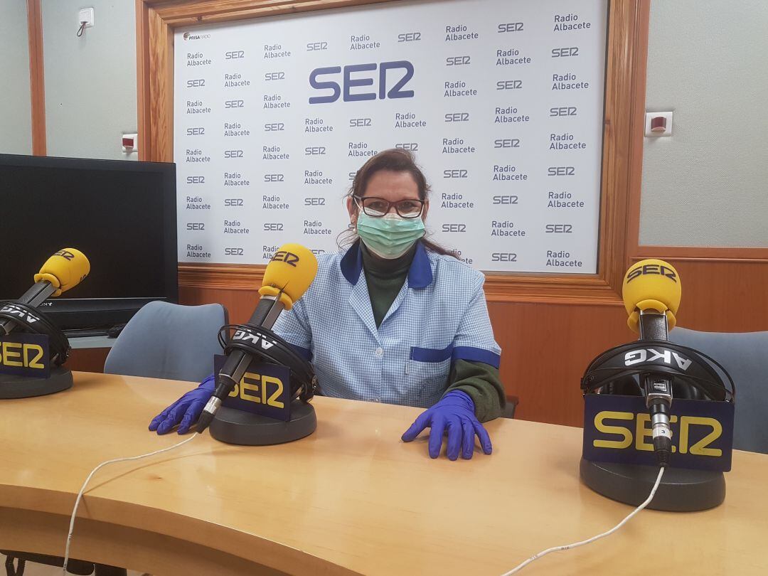 Julia Chumillas en los estudios de Radio Albacete