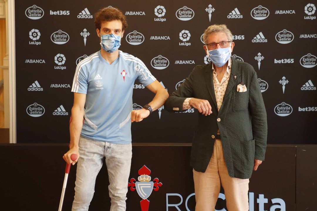 Sergio y el presidente del Celta se saludan tras la firma de la renovación