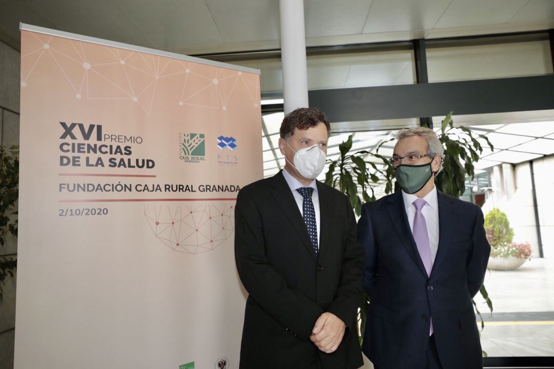 El doctor Ignacio Melero (ganador del último premio) y el presidente de la Fundación Caja Rural Granada, Antonio León