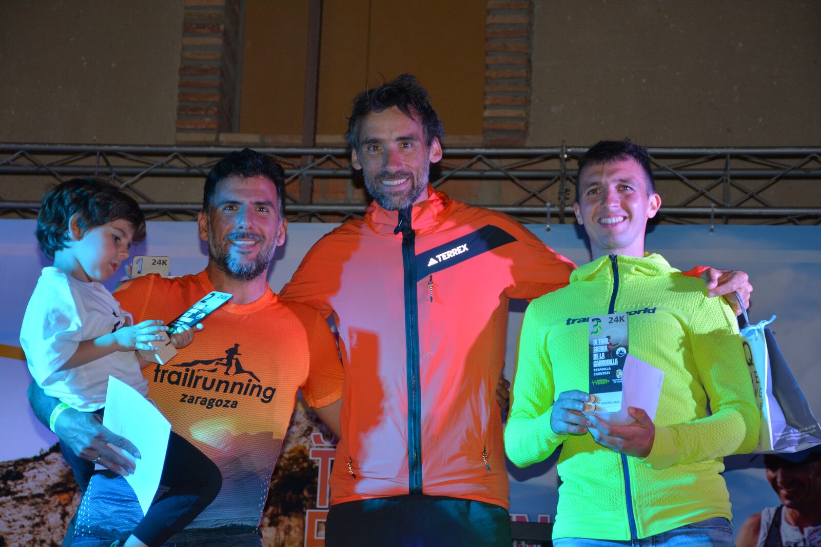 Luis Alberto Hernando con Sergio Martínez y Antonio Bernadó en el podio. Foto: Trail Sierra de la Carrodilla.