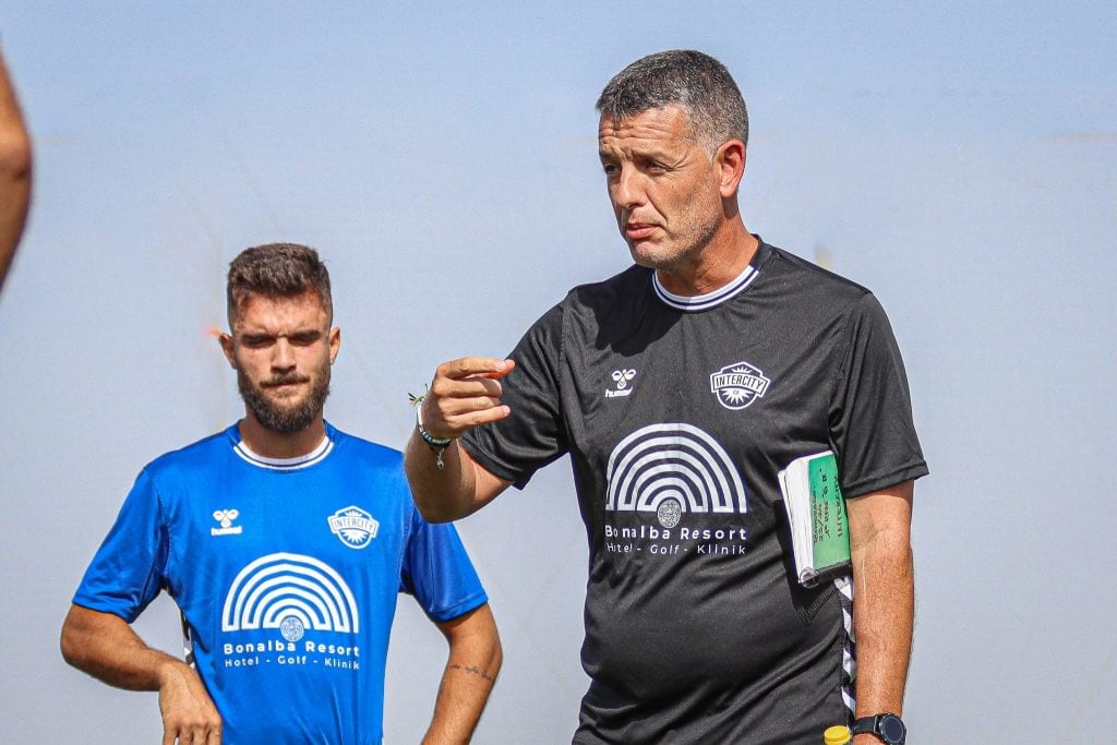 Alejandro Sandroni, entrenador, junto a Alvaro Pérez