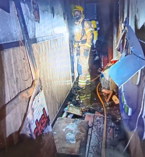 Imagen del operativo por el incendio en la calle Cuntis (foto: Bombeiros Ferrol)