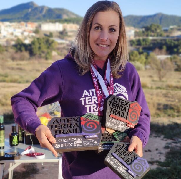 Con los trofeos obtenidos en el Aitex Terra Trail