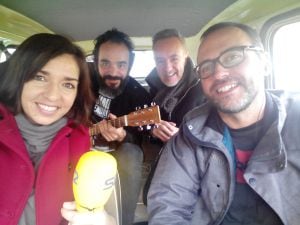 Nuestros compañeros junto a Juan Pastor y Carlos Hipólito, en nuestro Seicientos.