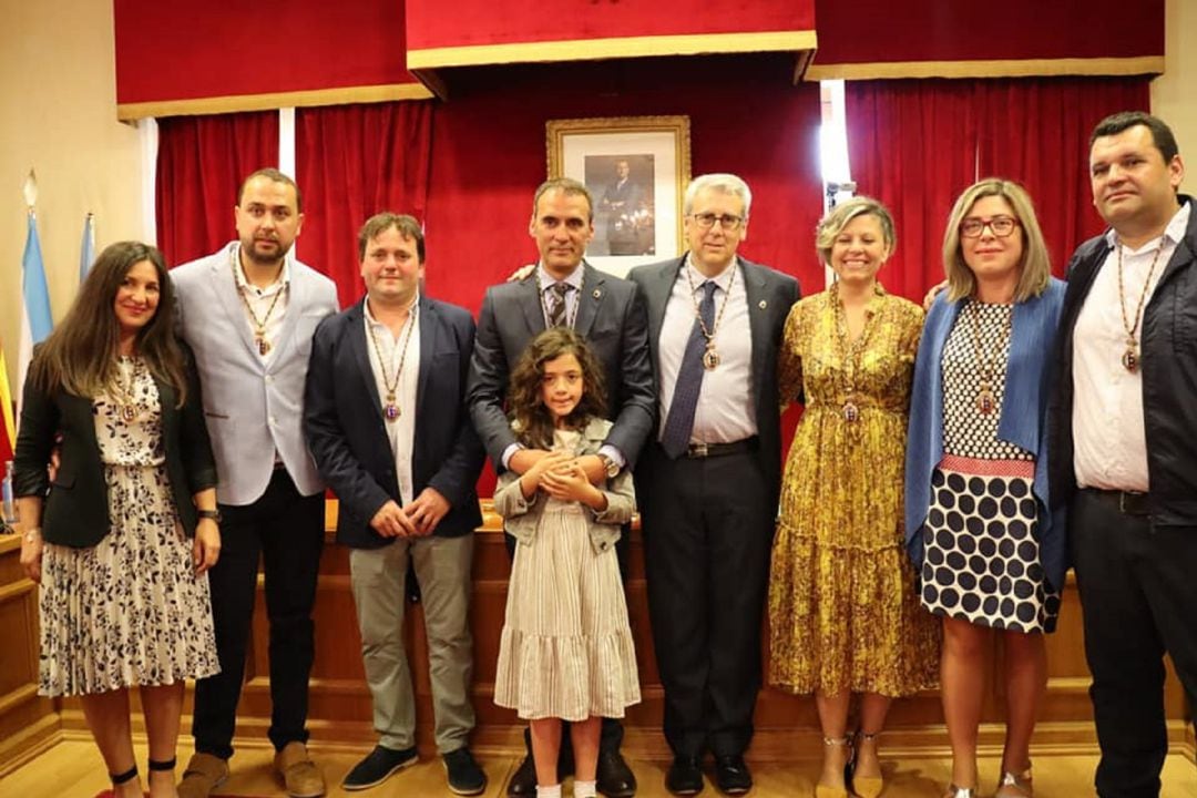 El alcalde de Tui, Enrique Cabaleiro (cuarto por la izquierda), junto a los siete concejales del PSOE en el pleno de investidura.