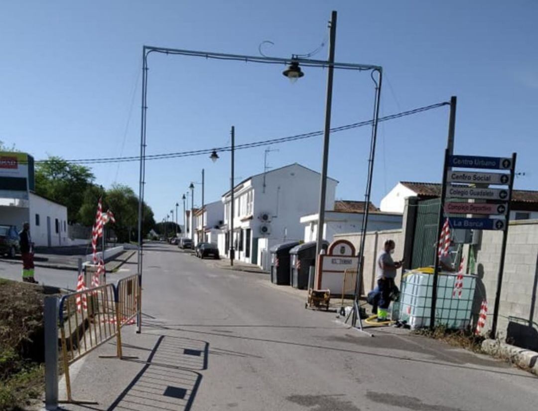 Imagen del arco desinfectante instalado en una de las entradas de El Torno