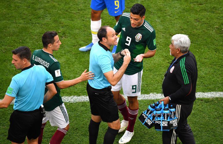 Mateu Lahoz charla con Guardado, Raúl Jiménez y un miembro del staff de México durante el partido del combinado mexicano ante Brasil del que el español era el cuarto árbitro