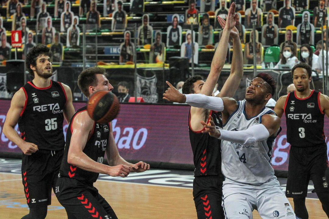 El pívot cubano Jasiel Rivero (2-d), del San Pablo Burgos, pasa el balón durante el encuentro perteneciente a la jornada 35 de la Liga Endesa entre RETAbet Bilbao Basket y Hereda San Pablo Burgos, este martes en el Bilbao Arena.