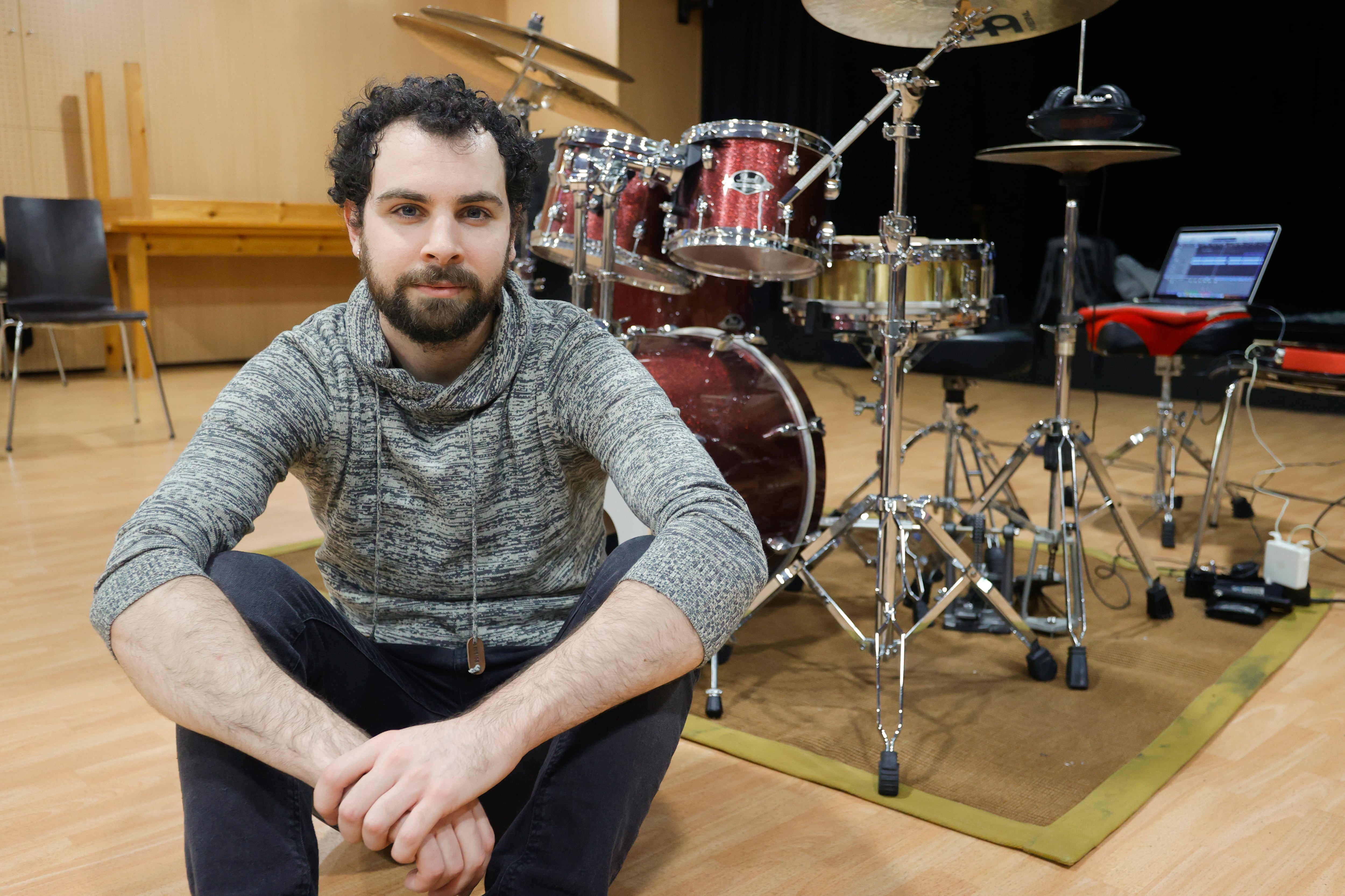 NARÓN  (A CORUÑA), 27/01/2023.- Miguel Lamas, natural de Fene y uno de los músicos de confianza de artistas como Dani Martín o Pablo Alborán en sus giras, regresa a su comarca para ofrecer una clase magistral mientras ultima su nuevo trabajo discográfico en solitario. EFE/ Kiko Delgado