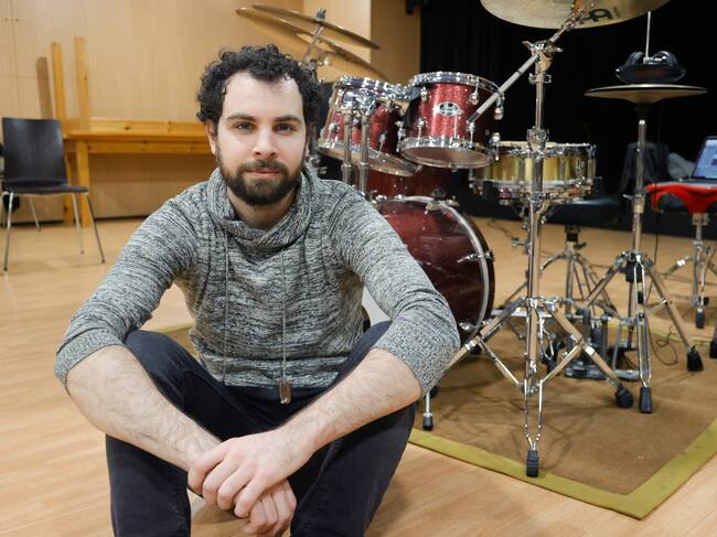 NARÓN (A CORUÑA), 27/01/2023.- Miguel Lamas, natural de Fene y uno de los músicos de confianza de artistas como Dani Martín o Pablo Alborán en sus giras, regresa a su comarca para ofrecer una clase magistral mientras ultima su nuevo trabajo discográfico en solitario. EFE/ Kiko Delgado