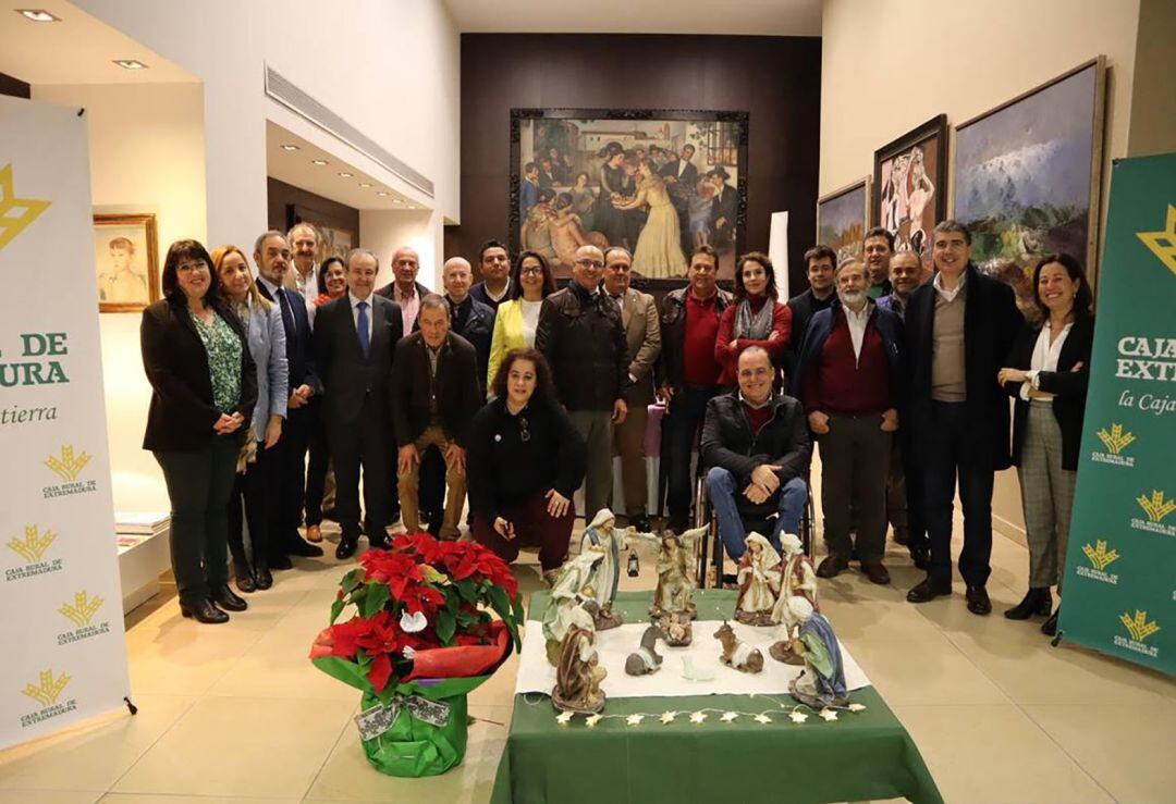 El presidente y director de Caja Rural de Extremadura con representantes de diferentes organizaciones