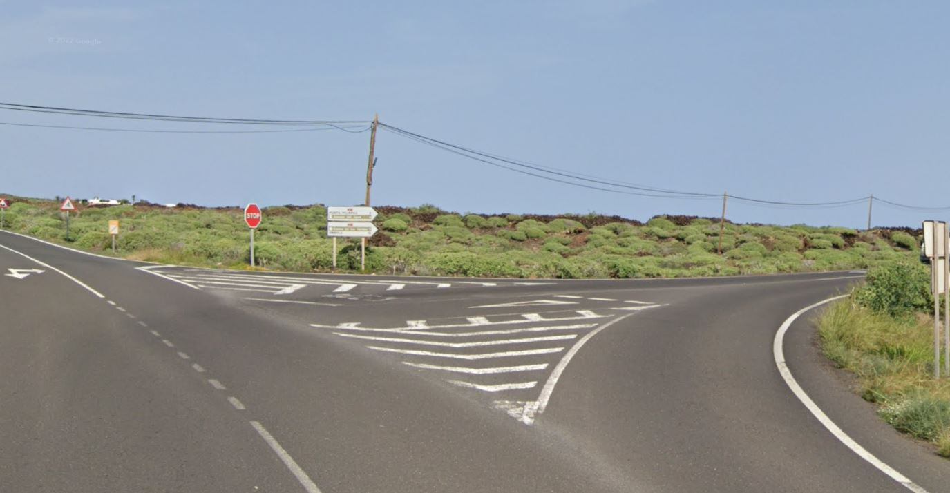 Lugar en el que una persona sacó su cuerpo de un vehículo en marcha para grabar con una cámara, en Lanzarote.