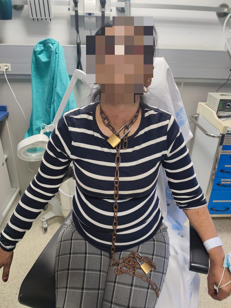 La víctima se personó en el Hospital Santiago Apóstol con lesiones en la cara y maniatada con una cadena de manos a cuello