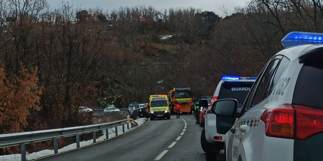 Uno de los coches implicados ha quedado atravesado en la cuneta