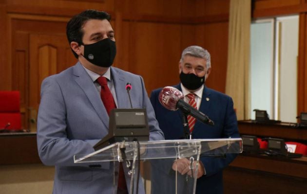 Los alcaldes de Córdoba y Écija, José María Bellido y David Ostos, durante la rueda de prensa en la que han comunicado la incorporación de Écija al proyecto de Base Logística del Ejército de Tierra en Córdoba.