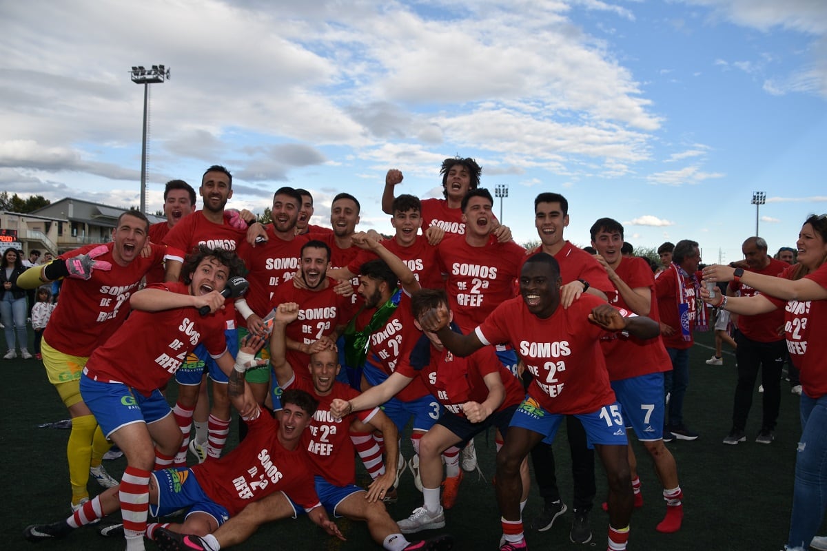 Celebración del ascenso de los jugadores de la UD Barbastro 