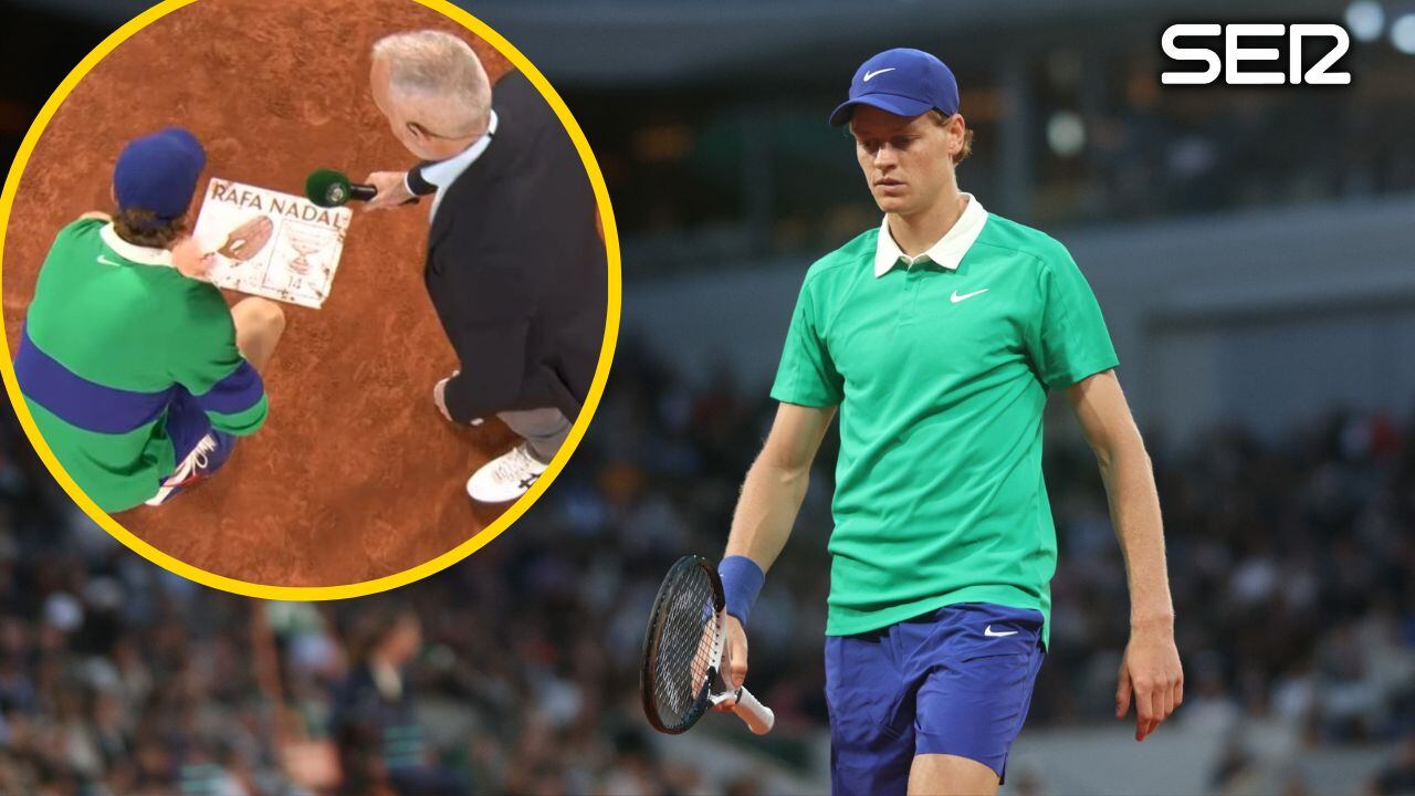 Jannik Sinner, acompañado de Álex Corretja, en la placa a Rafa Nadal instalada en la Philippe Chatrier