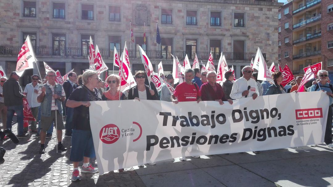 Concentración en defensa de las pensiones dignas en la Plaza de la Constitución de la capital