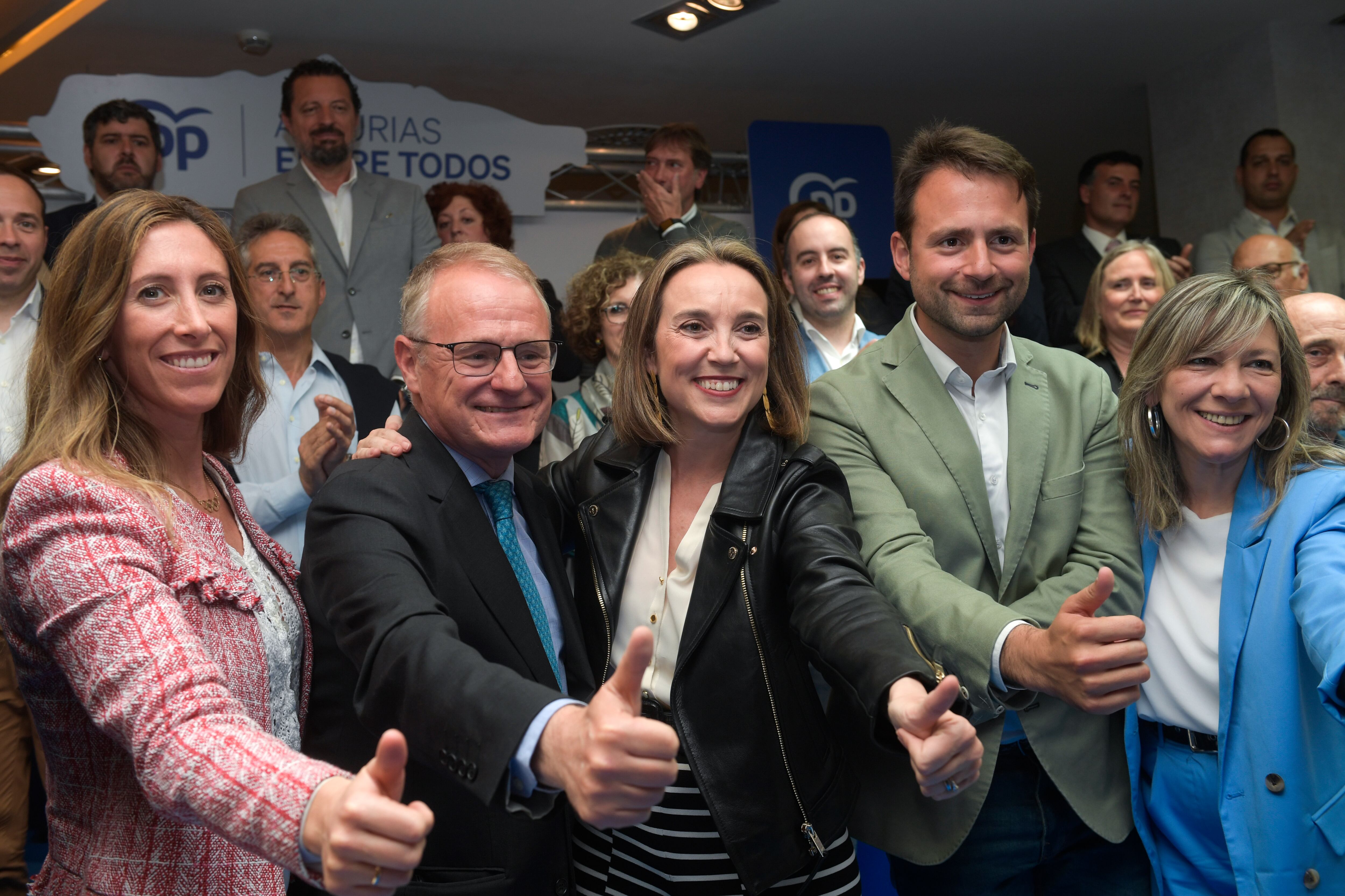 GIJÓN, 01/05/2023.- La secretaria general del PP, Cuca Gamarra (c), clausura junto al candidato del PP a la Presidencia del Principado de Asturias, Diego Canga (2i), el acto de presentación de los 78 candidatos municipales de Asturias. EFE/Eloy Alonso
