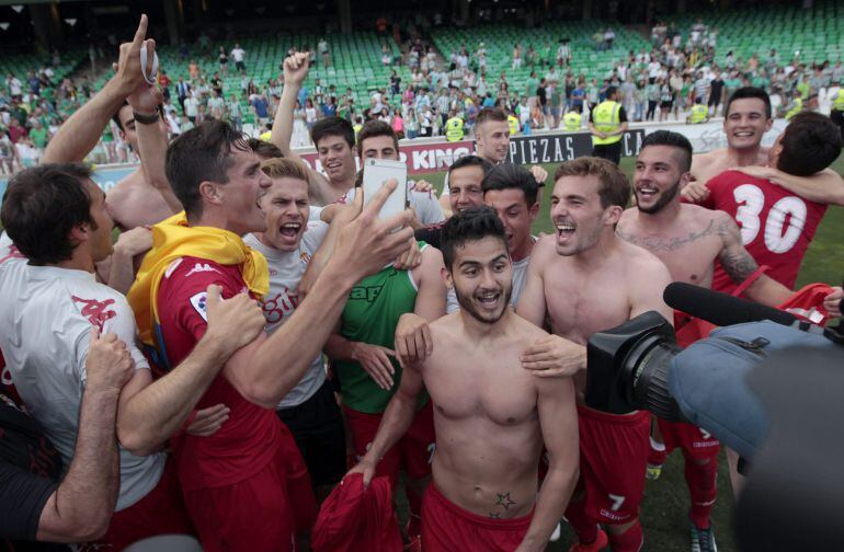 Los jugadores del Sporting celebran el ascenso en el Benito Villamarín