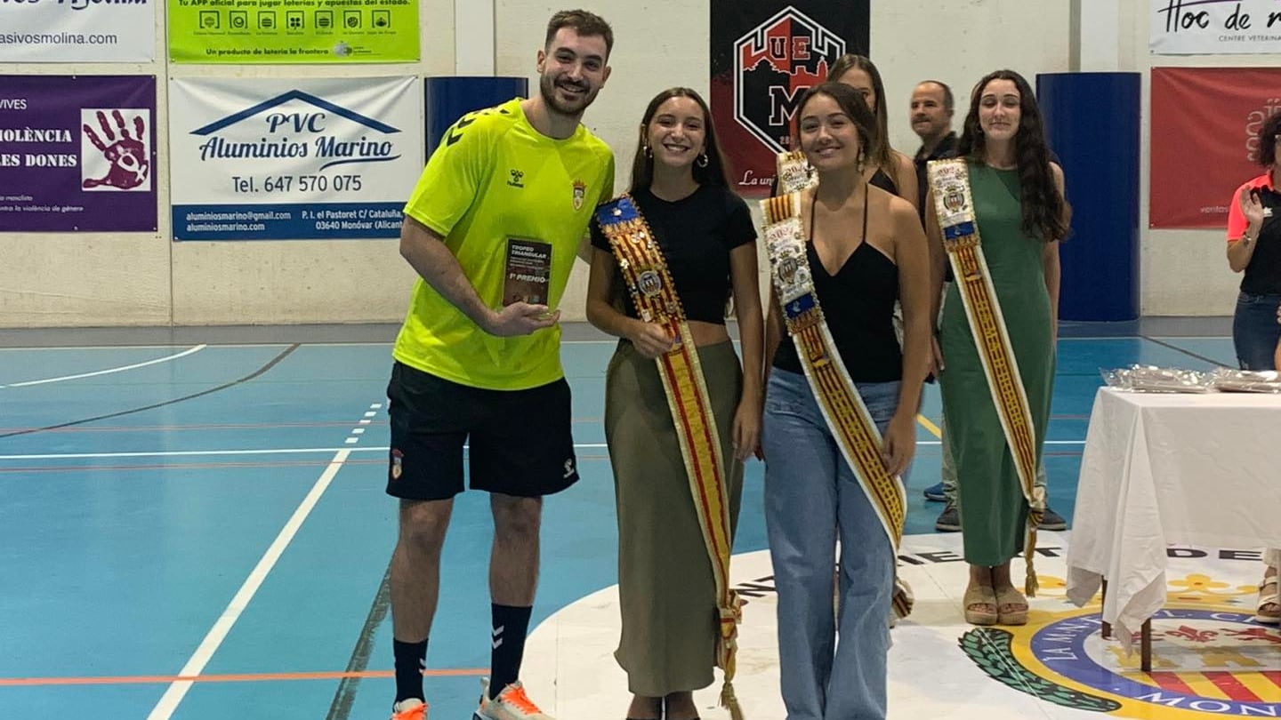 Germán Bastán, capitán del Elda - C.E.E., recoge el trofeo de vencedor del Torneo