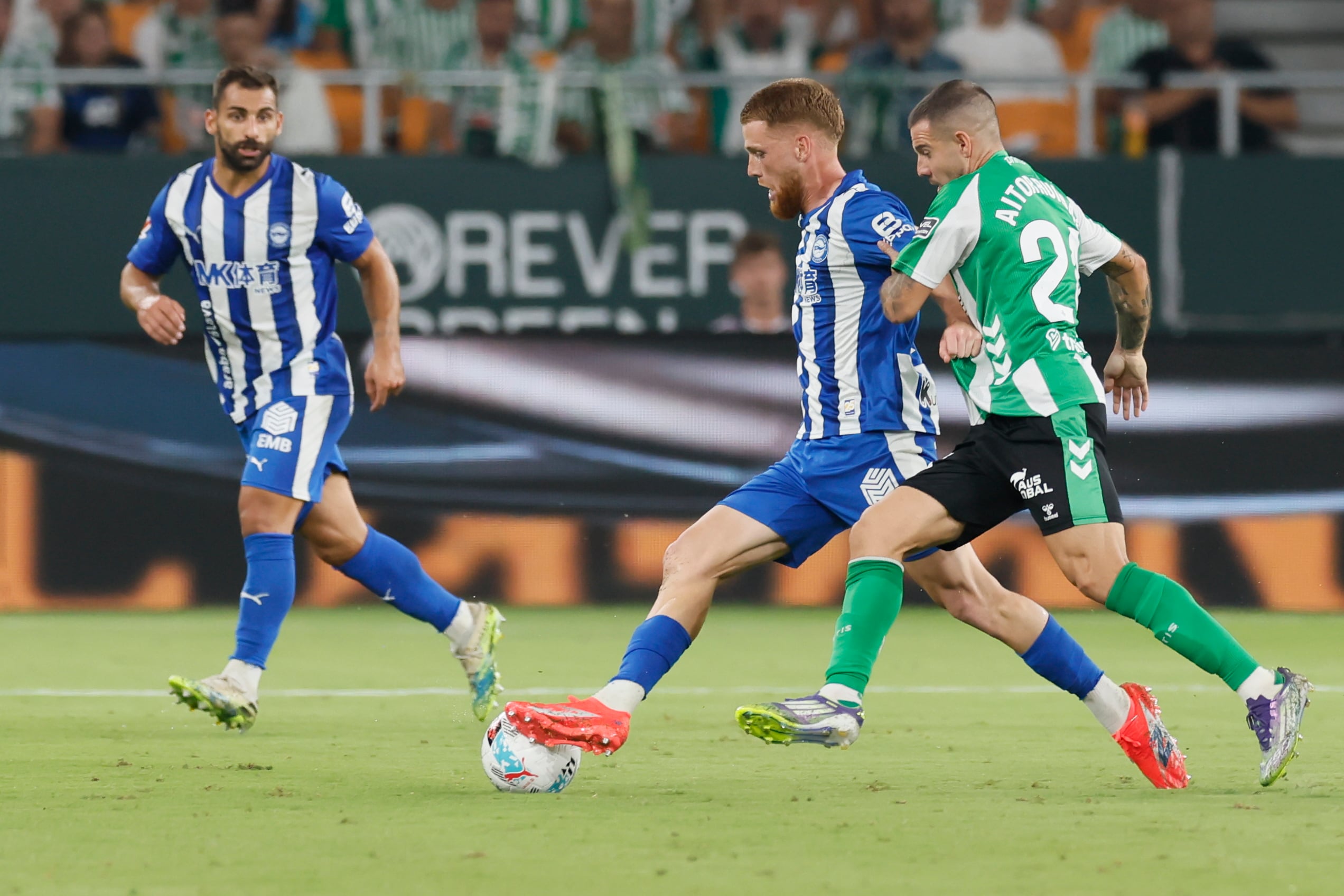 SEVILLA, 22/08/2025.- El centrocampista del Alavés Carlos Vicente (2d) ante el centrocampista del Betis Aitor Ruibal (d) durante el partido de LaLiga EA Sports entre el Real Betis y el Alavés, este viernes en el estadio de la Cartuja. EFE/ José Manuel Vidal