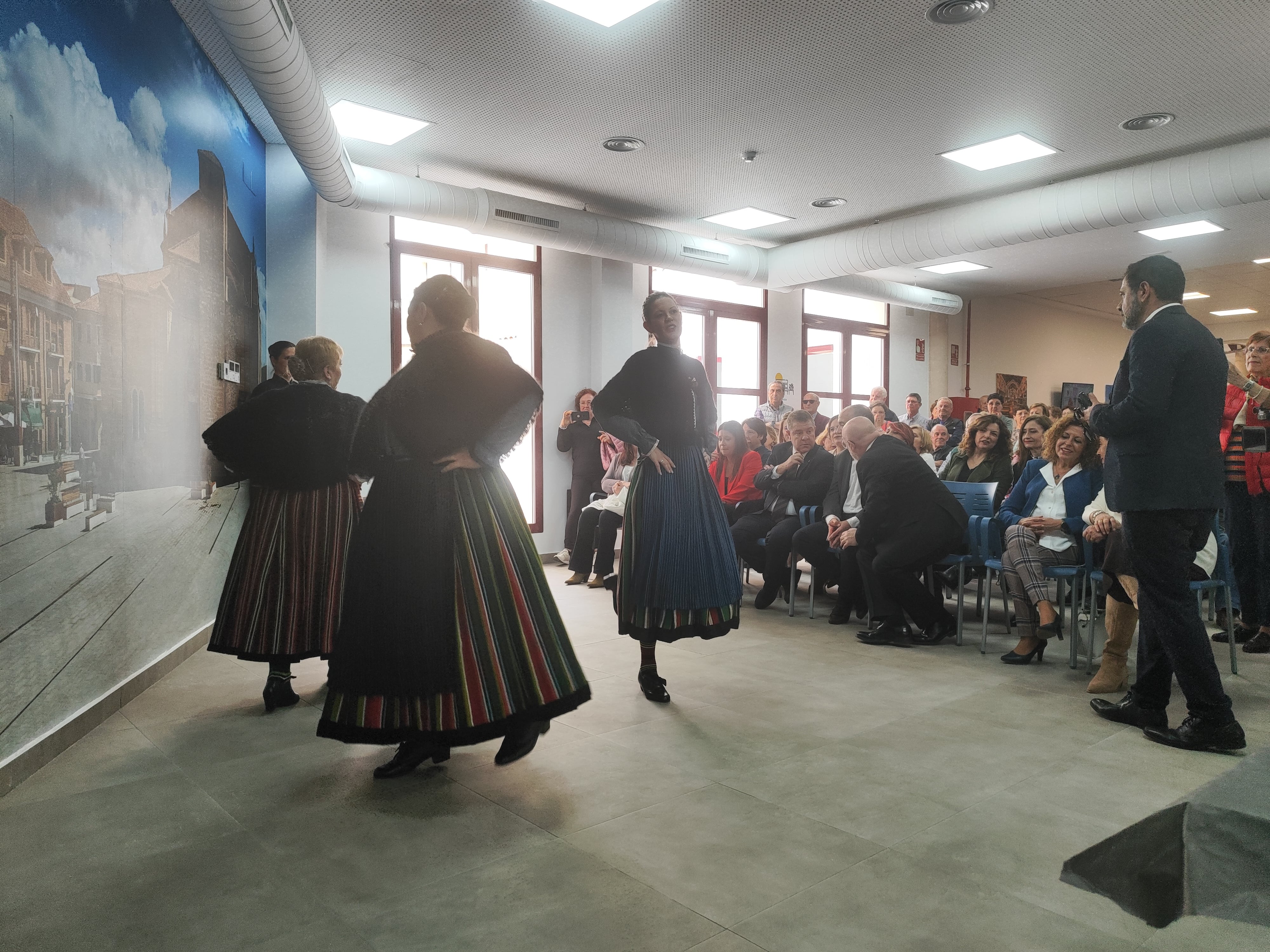 Bailes regionales en el Centro de Mayores de Villarrobledo por la inauguración