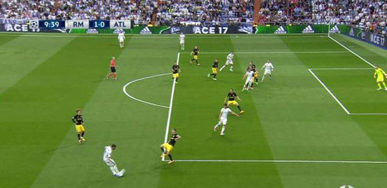 Ramos central al área en la jugada que termina en el primer gol de Cristiano Ronaldo