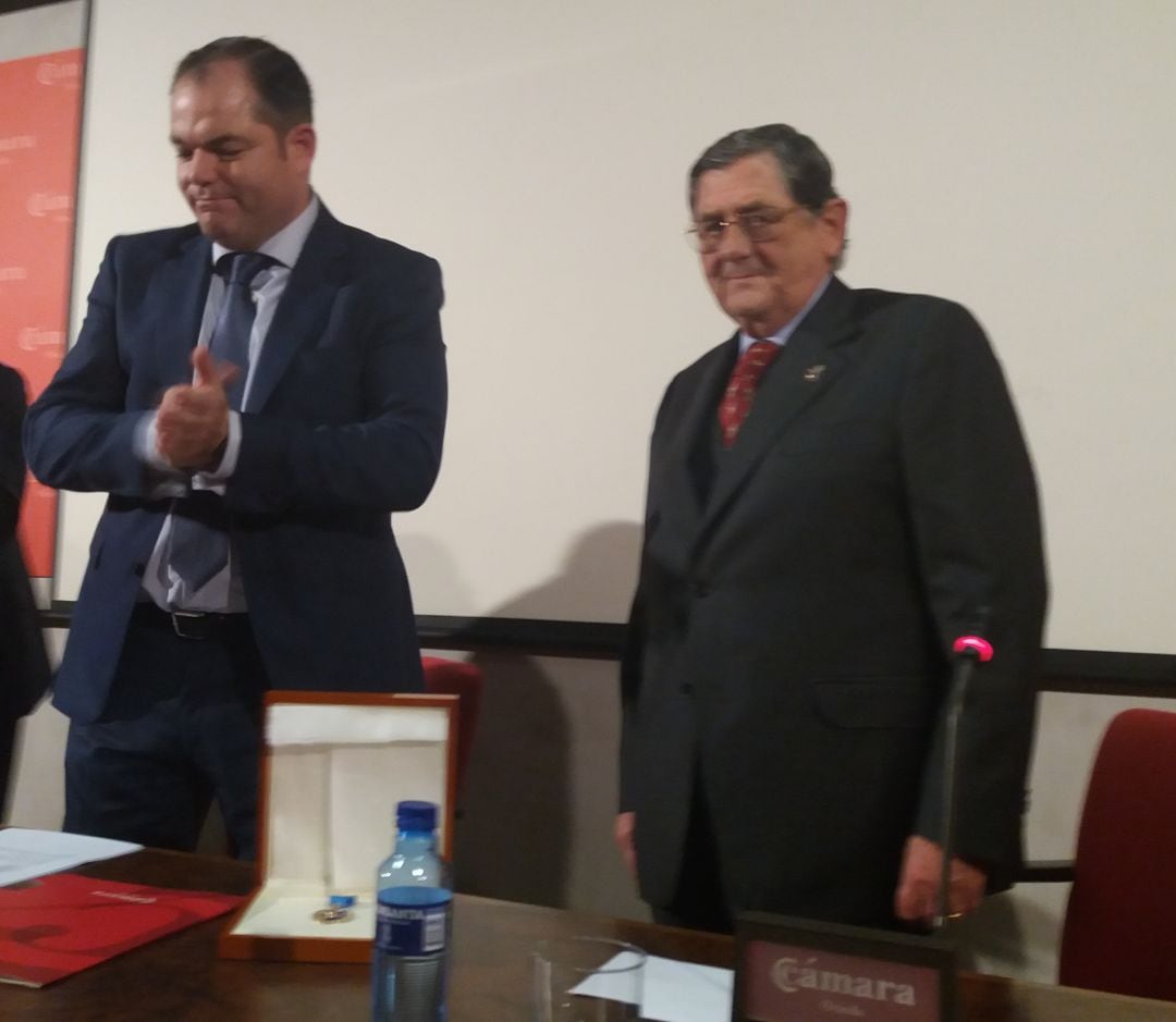 José Cardín (Sidra El Gaitero) tras recoger la Medalla de Oro de la Cámara de Comercio de Oviedo, de manos de su presidente, Carlos Paniceres.