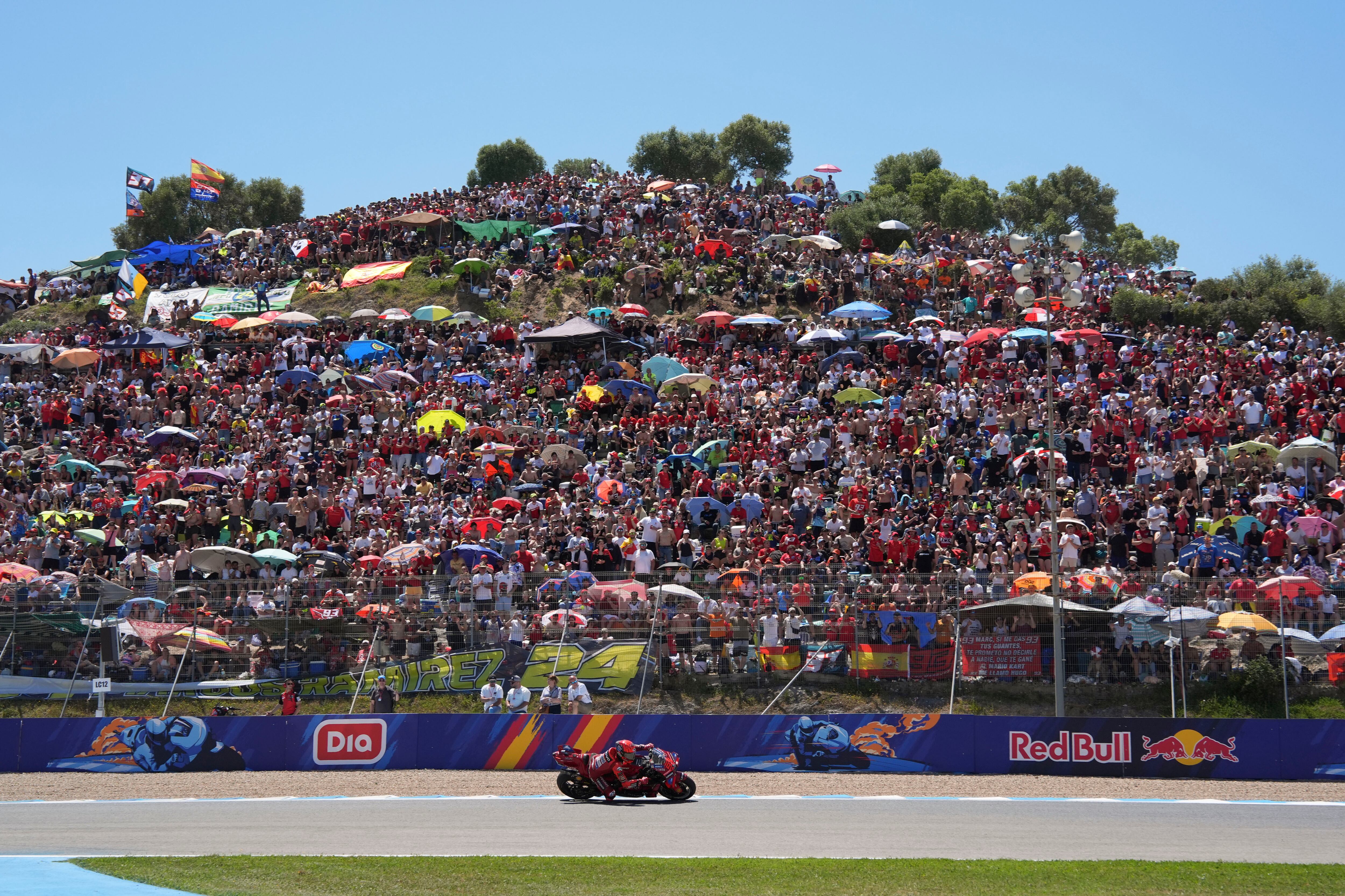 El piloto español Marc Márquez (Ducati Lenovo Team) durante la carrera de MotoGP del Gran Premio de España MotoGP 2025 en el circuito 'Ángel Nieto' de Jerez de la Frontera este domingo. EFE/Román Ríos
