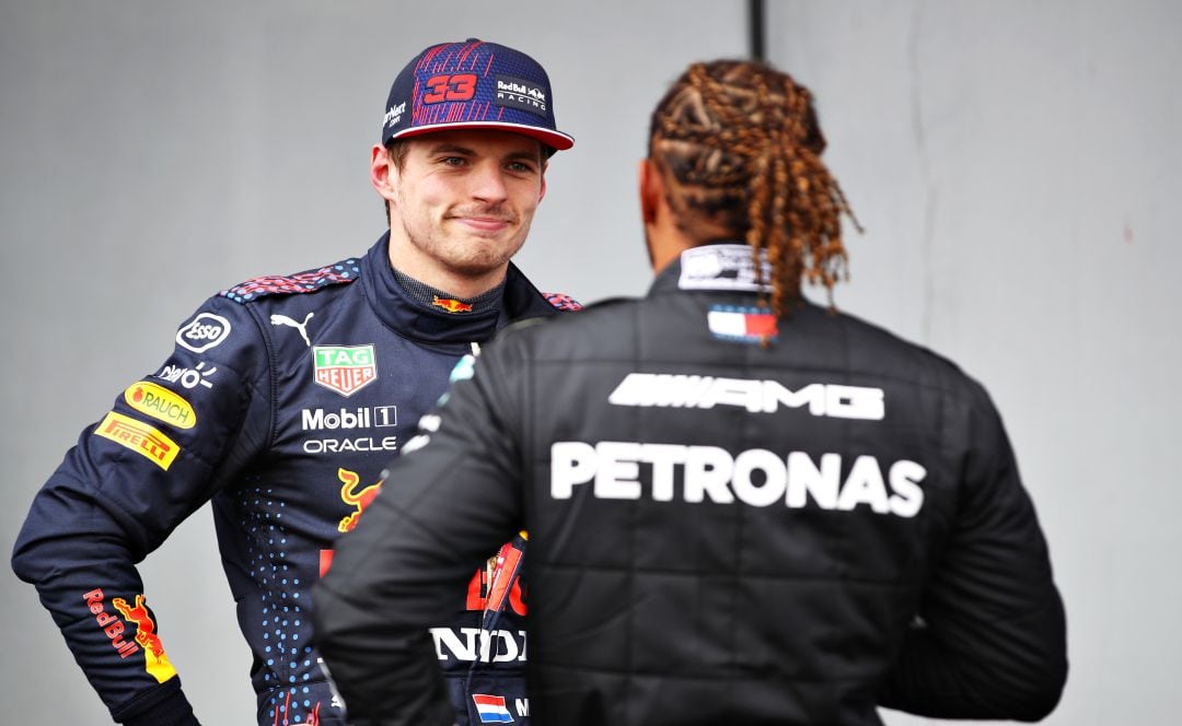 Max Vertsappen mantiene una charla con Lewis Hamilton