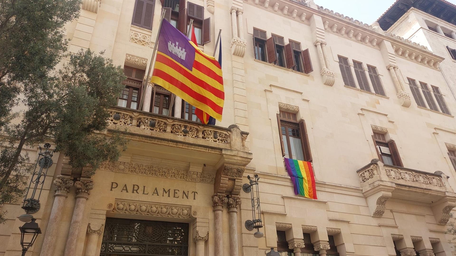 La bandera LGTBI en la fachada del Parlament este viernes 28 de junio de 2024. - EUROPA PRESS