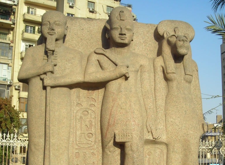 Ramsés II junto a dos divinidades en una tríada descubierta por Petrie en Heracleópolis Magna