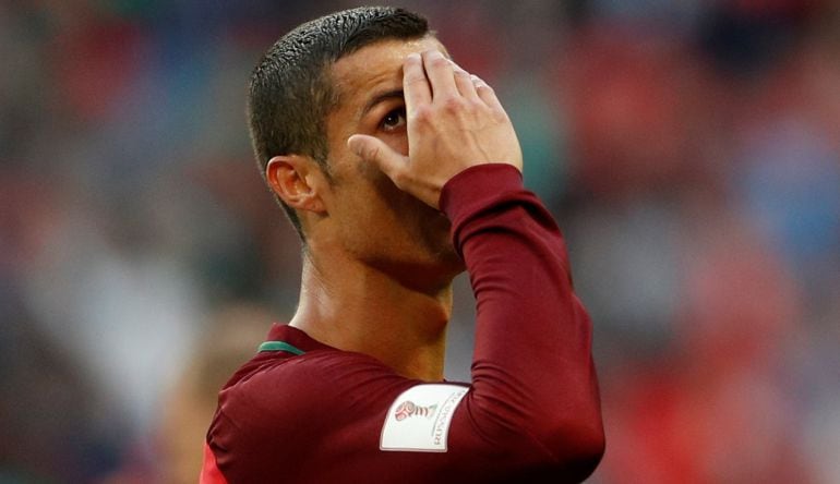 Cristiano Ronaldo se echa las manos a la cabeza