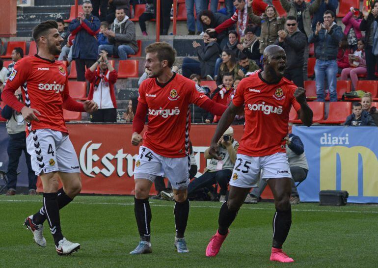 Achille Emaná celebra el primer gol del partit contra el Tenerife.