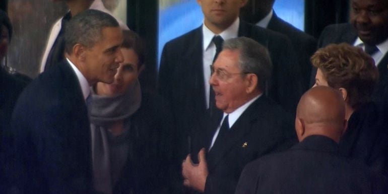 Obama y Castro se saludan en el funeral de Nelson Mandela.