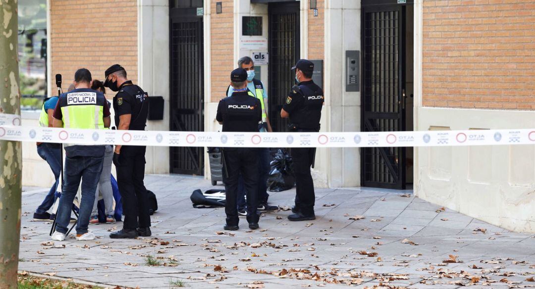 La policía reúne evidencias en el portal donde un hombre de 68 años ha muerto este martes en un edificio de Murcia en la calle Infanta Cristina a consecuencia de varias heridas de arma blanca