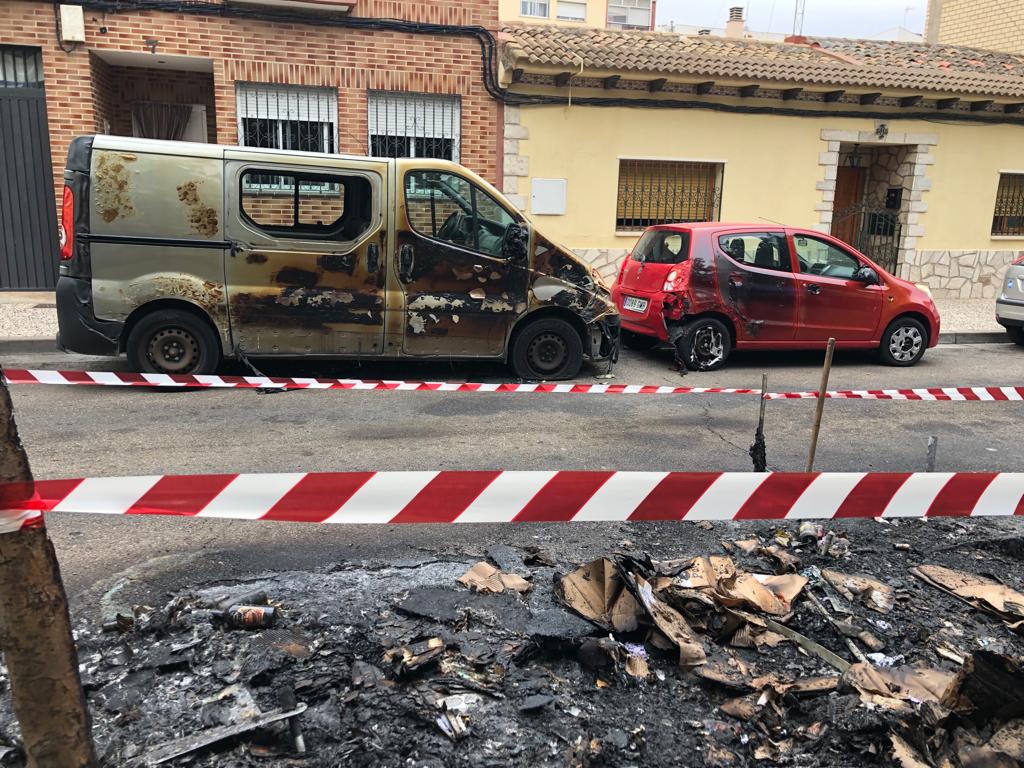 Los 8 contenedores incendiados han afectado a 6 vehículos.