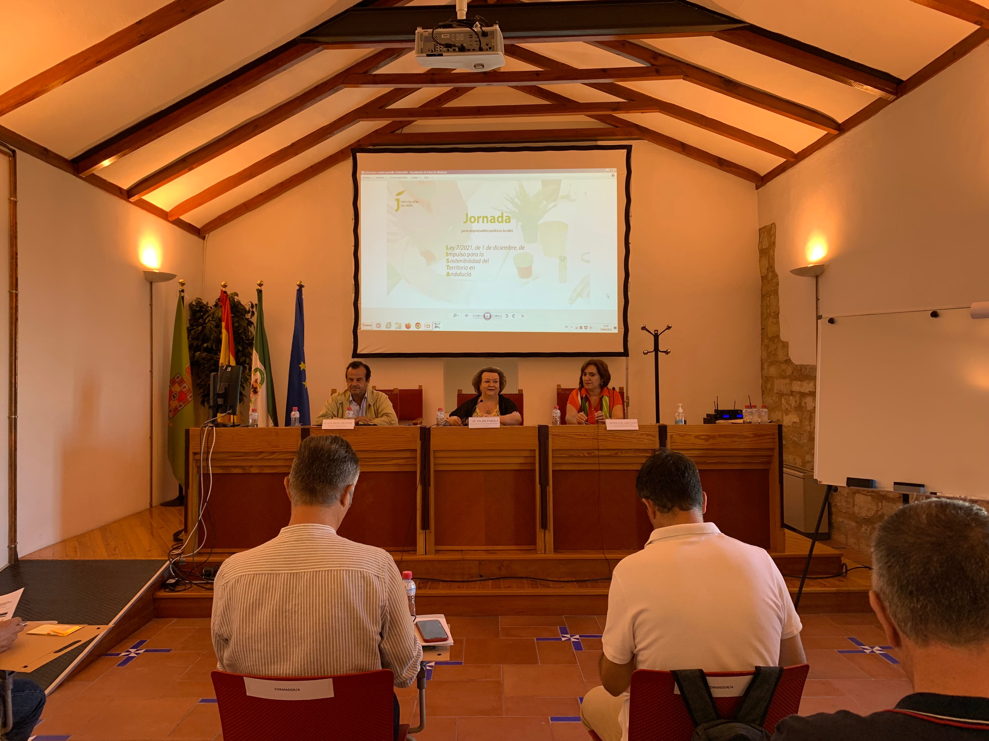 La vicepresidenta segunda y diputada de Asistencia a Municipios de la Diputación de Jaén, Pilar Parra (centro), inaugura la jornada sobre la Ley Lista.